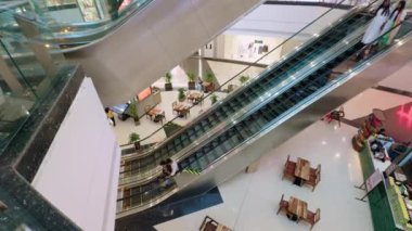 Modern bir alışveriş merkezinin içi.