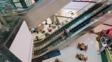 Modern bir alışveriş merkezinin içi.