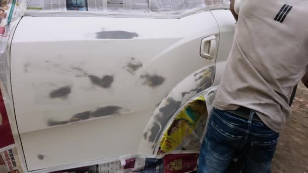 車のパンチング ワークショップで特定の領域を保護するためにタップされた新聞で絵画のために準備されている車のクローズアップ — ストック動画