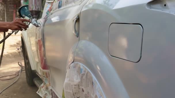 車のパンチング ワークショップで特定の領域を保護するためにタップされた新聞で絵画のために準備されている車のクローズアップ — ストック動画