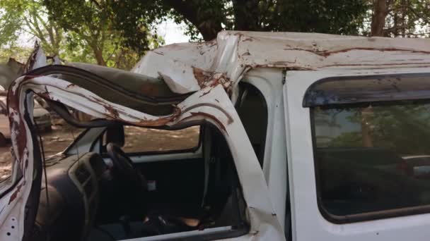 Van Branca Destruída Com Telhado Severo Danos Corporais Estacionados Sob — Vídeo de Stock
