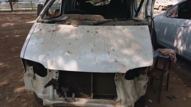 Розбитий Білий Фургон Серйозними Пошкодженнями Даху Тіла Припаркований Під Деревом — стокове відео