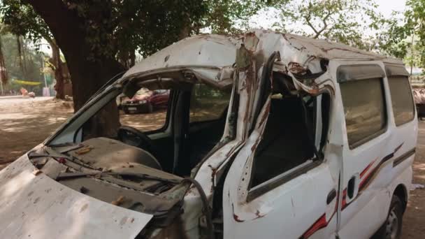 一辆残破的白色面包车停在一棵树下 车顶和车体严重受损 描述了车祸后的交通事故 — 图库视频影像