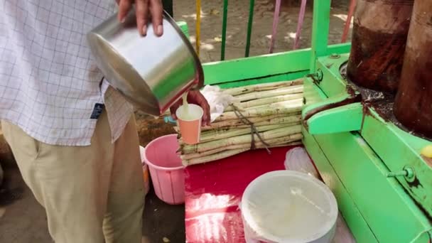 Extractor Tradicional Jugo Caña Azúcar Carrito Calle Con Tambores Madera — Vídeo de stock