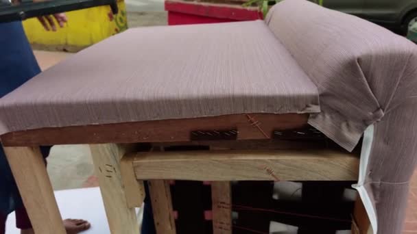 Nahaufnahme Von Menschenhänden Montage Von Holzmöbeln Herstellung Sofa Sofa Heimwerkerkonzept — Stockvideo