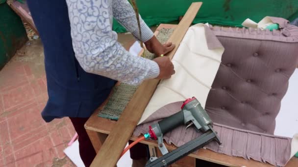 ソファーソファー ホーム改善コンセプト アジアの家具市場を作る木製家具を組み立てる男の手のクローズアップ — ストック動画
