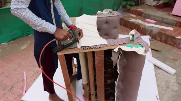 Erkek Ellerinin Ahşap Mobilya Montajı Kanepe Yapımı Geliştirme Konsepti Asya — Stok video