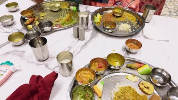 Személy Aki Hagyományos Indiai Ételeket Eszik Különböző Ételekkel Fémlemezen — Stock videók