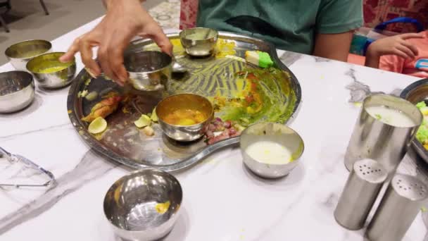 Person Die Traditionelles Indisches Essen Mit Verschiedenen Gerichten Auf Einem — Stockvideo
