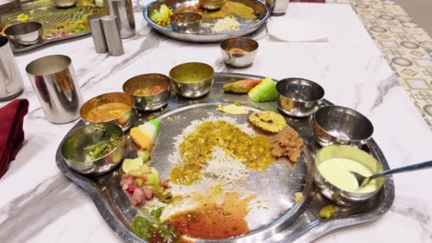 Osoba Jíst Tradiční Indické Jídlo Různými Pokrmy Kovových Talířích — Stock video