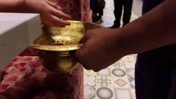 Närbild Händer Tvätta Gyllene Bricka Symboliserar Kulturella Eller Efter Lunch — Stockvideo