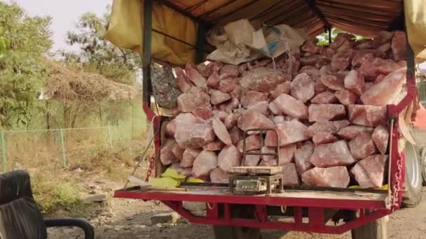 Rustieke Vrachtwagen Langs Weg Met Een Stapel Roze Zoutrotsen Onder — Stockvideo