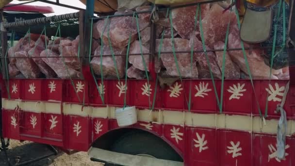 Camion Rustico Strada Con Mucchio Rocce Salate Rosa Sotto Baldacchino — Video Stock