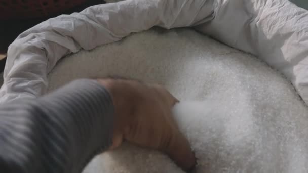 Κλείσιμο Ενός Προσώπου Χέρι Ρίχνει Ζάχαρη Από Ένα Σάκο Που — Αρχείο Βίντεο
