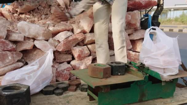 Muž Prodávající Růžovou Sůl Trhu Stánku Velkou Hromadou Růžové Himálajské — Stock video