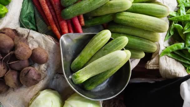 Verduras Orgánicas Frescas Que Pesan Incluyendo Zanahorias Remolachas Calabacín Una — Vídeos de Stock