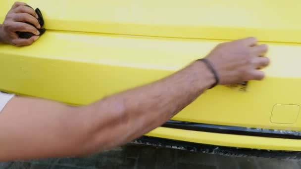 Άνδρας Χέρι Πλύσιμο Ένα Κίτρινο Σπορ Αυτοκίνητο Πριν Από Ζωγραφική — Αρχείο Βίντεο