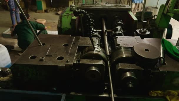 Esnaf Torna Makinesini Torna Atölyesinde Torna Atölyesinde Araç Parçaları Yapmak — Stok video