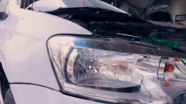 Yol arabasının freni indikten sonra beyaz bir arabanın kapağını kapat. Motor hasarı yok.