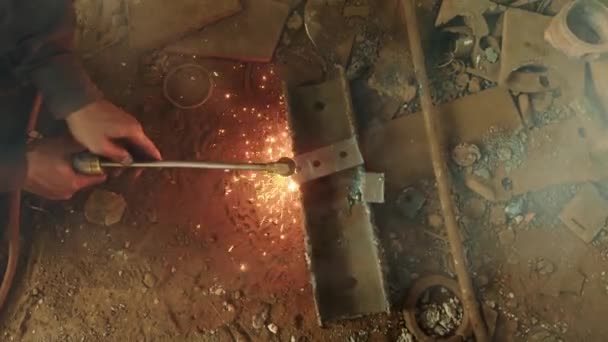 焊接车间用明亮的火花 手工切割金属和气体焊接工具工作的焊机 — 图库视频影像