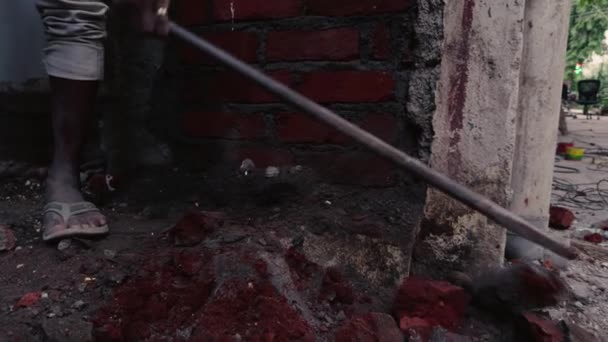 Fémrúddal Rendelkező Személy Aki Ház Rekonstrukciójában Téglákat Törmelékeket Zúzó Építkezésen — Stock videók