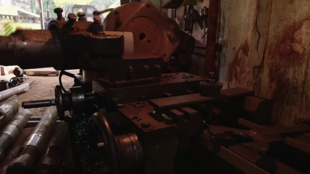 Artisan Usando Uma Máquina Torno Uma Oficina Rústica Com Ferramentas — Vídeo de Stock
