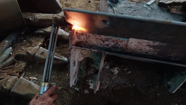 焊接车间用明亮的火花 手工切割金属和气体焊接工具工作的焊机 — 图库视频影像