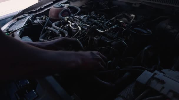 Zbliżenie Rąk Mechanika Naprawiającego Silnik Samochodowy Narzędziami Zmierzchu Przy Zepsutym — Wideo stockowe