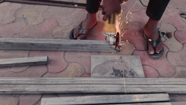 Fechar Mão Trabalhador Usando Moedor Ângulo Metal Com Faíscas Voando — Vídeo de Stock