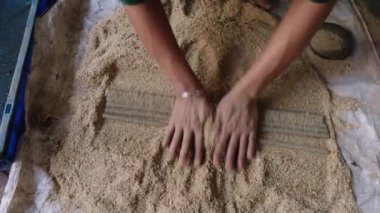 Paslanmaz çelik çubuk cilası, el yapımı cilasıyla cilalanır.