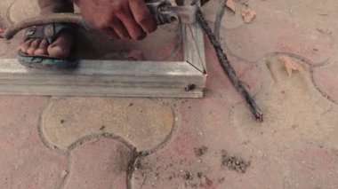 Metal kaynaştırıldıkça parlak kıvılcımlar saçan elektrik kaynakçısı kaynak çubuğuyla kaynak yapıyor.
