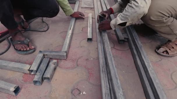 Metal Boruları Hizalamaya Çalışan Işçilerin Ellerini Kapatın Fabrika Atölyesinde Demir — Stok video