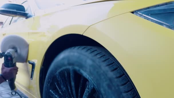 Close Uma Pessoa Polir Carro Amarelo Com Buffer Elétrico Detalhando — Vídeo de Stock