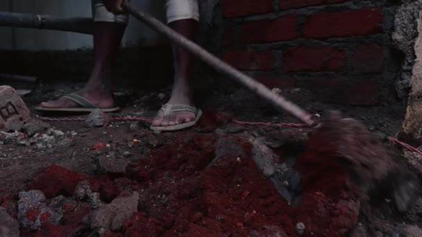 Πρόσωπο Μεταλλική Ράβδο Που Εργάζεται Εργοτάξιο Σπάζοντας Τούβλα Και Συντρίμμια — Αρχείο Βίντεο