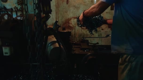 Kézműves Egy Esztergagép Egy Rusztikus Műhelyben Szerszámok Falon Ábrázoló Kézműves — Stock videók