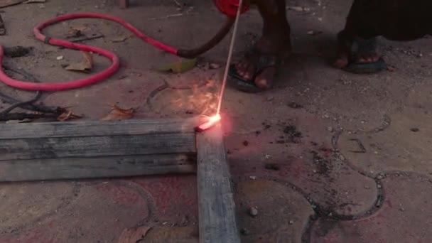 Metal Kaynaştırıldıkça Parlak Kıvılcımlar Saçan Elektrik Kaynakçısı Kaynak Çubuğuyla Kaynak — Stok video