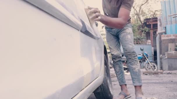 关上车门准备油漆的人的手 重点是汽车修理厂正在进行的工作过程 — 图库视频影像