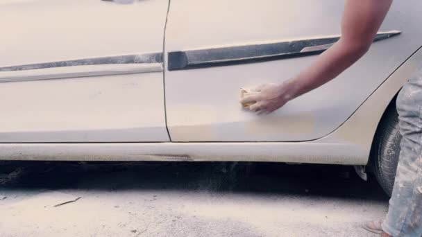 Blisko Osoby Szlifowanie Drzwi Samochodu Ramach Przygotowań Malowania Naciskiem Proces — Wideo stockowe