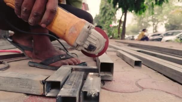 Fechar Mão Trabalhador Usando Moedor Ângulo Metal Com Faíscas Voando — Vídeo de Stock
