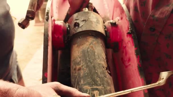 Працівник Ремонтує Пошкодження Екскаватора Гідравлічною Рукою Гайковим Ключем Майстерні — стокове відео