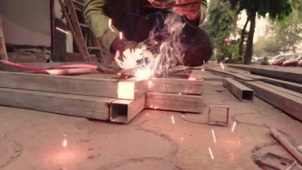 电焊机工作时 明亮的火花像金属一样飘扬 与焊条熔融在一起 制造车间进行焊接 — 图库视频影像