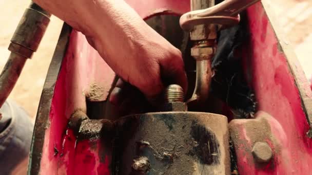 Trabalhador Reparar Escavadeira Danificar Braço Hidráulico Com Chave Oficina — Vídeo de Stock