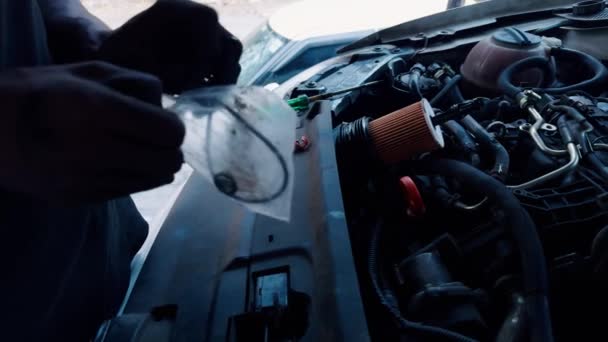 Zbliżenie Rąk Mechanika Naprawiającego Silnik Samochodowy Narzędziami Zmierzchu Przy Zepsutym — Wideo stockowe