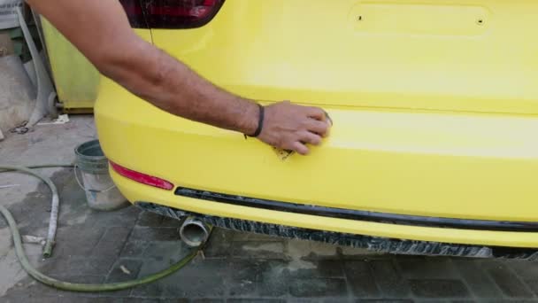 Mann Wäscht Gelben Sportwagen Vor Dem Lackieren Mit Schwamm Und — Stockvideo