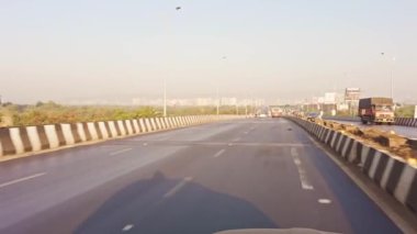 Otoyolda giden arabalardan ve otoyoldaki açık gökyüzünden, Asya ve Hindistan 'dan görüntüler