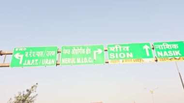 Yol işareti açık bir gökyüzünü işaret ediyor Mumbai 'ye ve Hindistan' daki diğer yerlere giderken otoyolda ya da otoyolda, Asya 'da