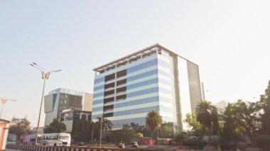 Şehir otoyolu manzaralı modern binalar ağaçlar ve otoyolda açık gökyüzü, Asya, Hindistan 