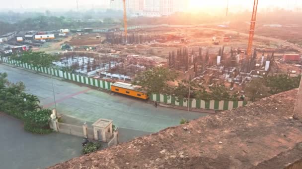 夕暮れ 都市開発コンセプト アジア インドでクレーンと足場を備えた建設現場 — ストック動画