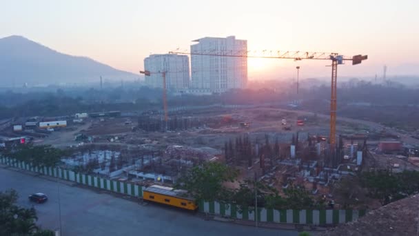 Wschód Słońca Nad Placem Budowy Dźwigami Rozbudowa Placu Budowy Infrastruktury — Wideo stockowe