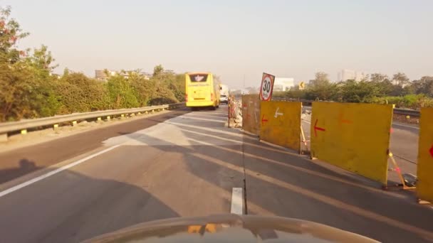 Blick Vom Auto Auf Der Autobahn Mit Fahrzeugen Und Klarem — Stockvideo